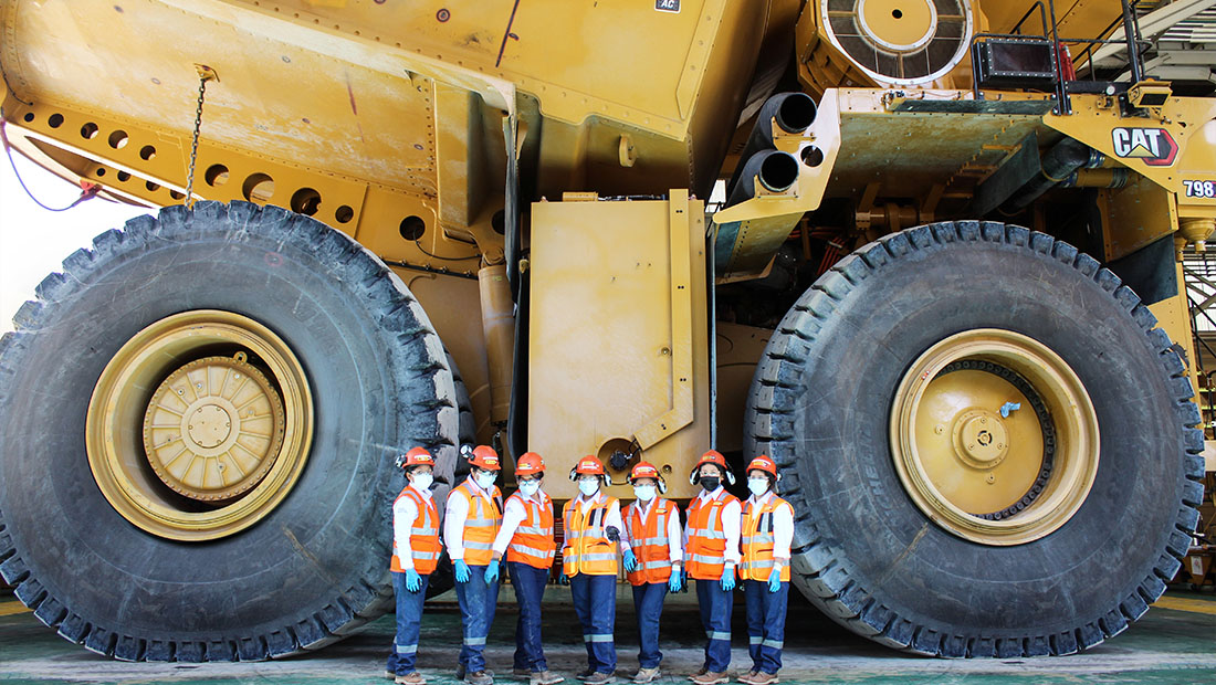 Talento 100% femenino realiza mantenimiento de camión gigante Cat