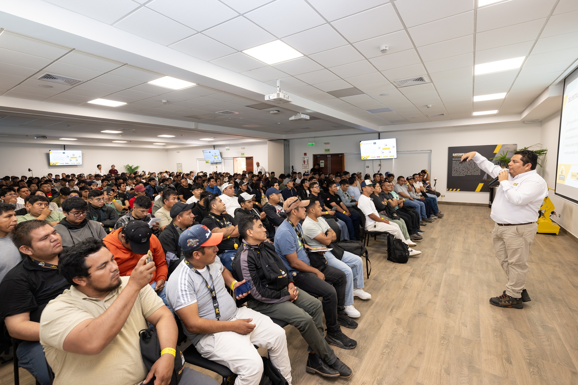 Operadores de maquinaria pesada celebran su día en encuentro del Club de Operadores de Ferreycorp